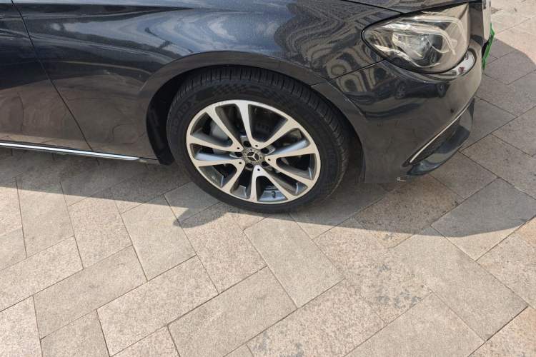 Used Mercedes-Benz E-Class 2019 Facelifted E 300 L Stylish Version Right Front Wheel Hub