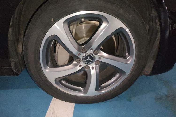 Used Mercedes-Benz E-Class 2019 E 300 L Sporty and Stylish Model Right Front Wheel Hub