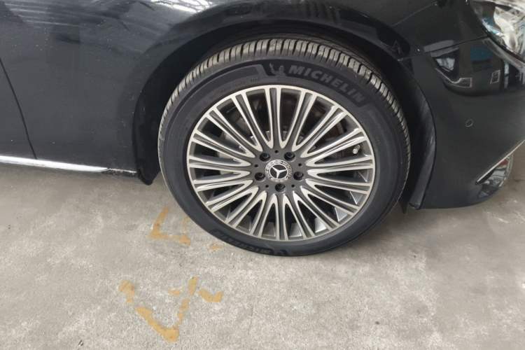 Used Mercedes-Benz E-Class 2019 Facelifted E 300 L Stylish Version Right Front Wheel Hub
