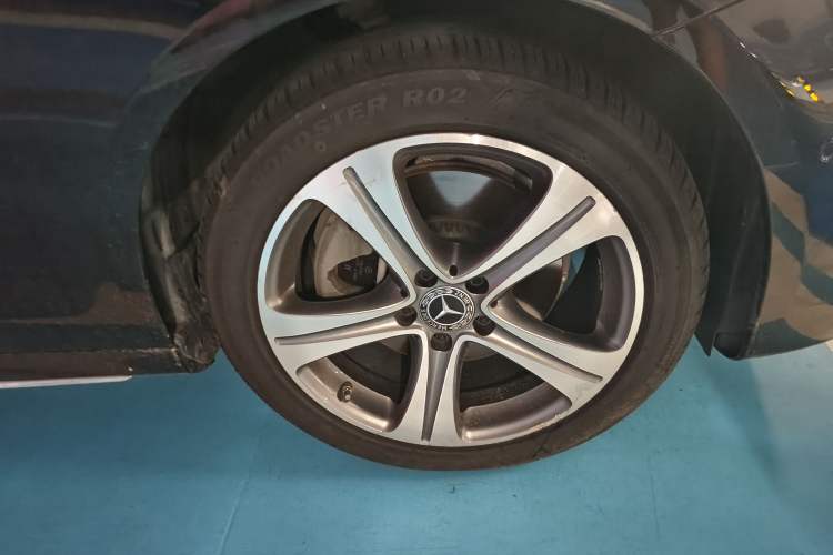 Used Mercedes-Benz E-Class 2019 E 260 L Sport Edition Right Front Wheel Hub