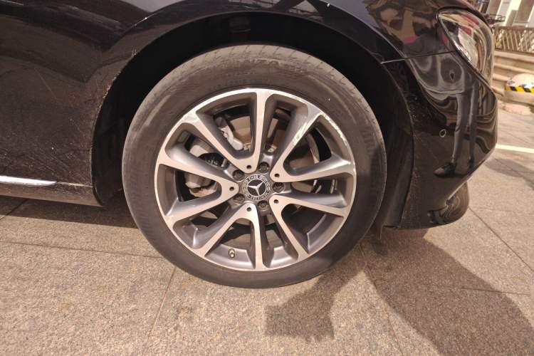 Used Mercedes-Benz E-Class 2019 E 260 L 4MATIC Right Front Wheel Hub