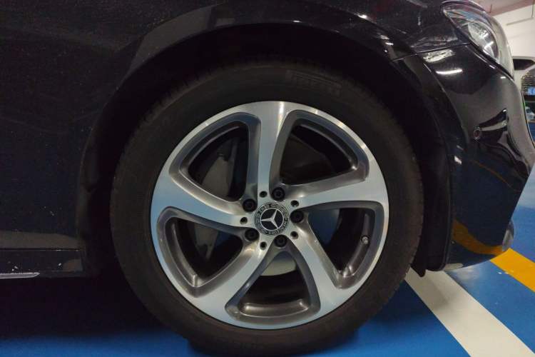 Used Mercedes-Benz E-Class 2019 Restyled E 300 L Sporty and Stylish Edition Right Front Wheel Hub
