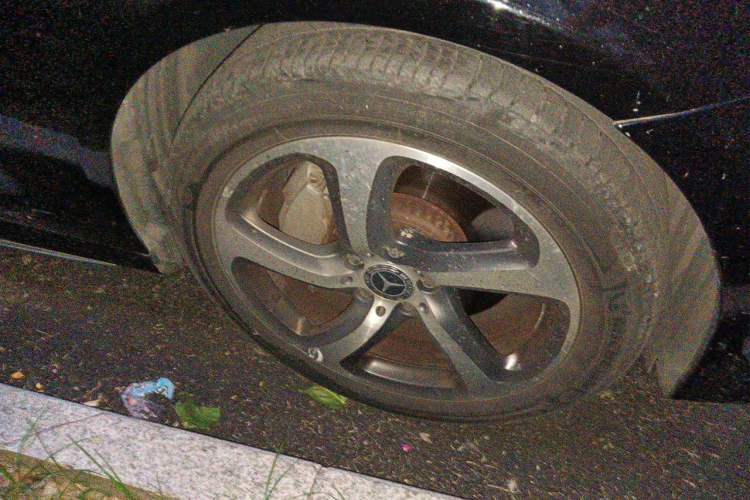 Used Mercedes-Benz E-Class 2019 E 300 L Sport Luxury Edition Right Front Wheel Hub