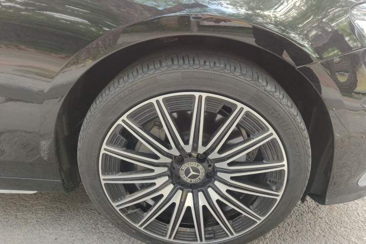 Used Mercedes-Benz E-Class 2019 Restyled E 300 L Sport Luxury Edition Right Front Wheel Hub