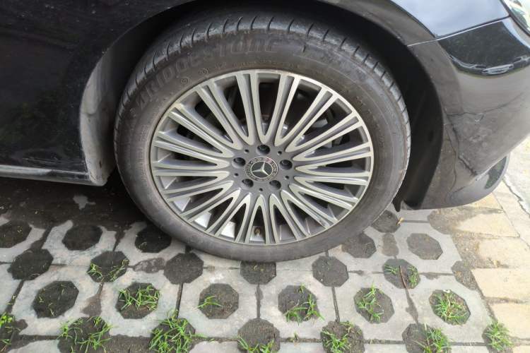Used Mercedes-Benz E-Class 2019 Restyled E 300 L Luxury Edition Right Front Wheel Hub