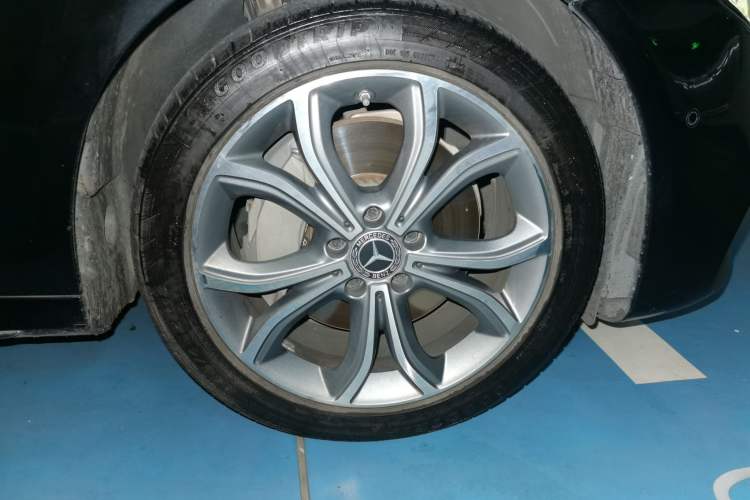 Used Mercedes-Benz E-Class 2019 Restyled E 300 L Sport Luxury Edition Right Front Wheel Hub