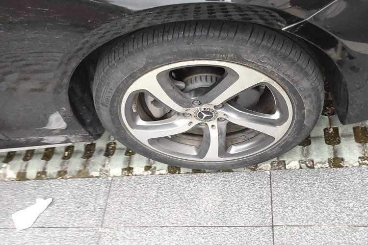 Used Mercedes-Benz E-Class 2019 E 260 L Sport 4MATIC Right Front Wheel Hub