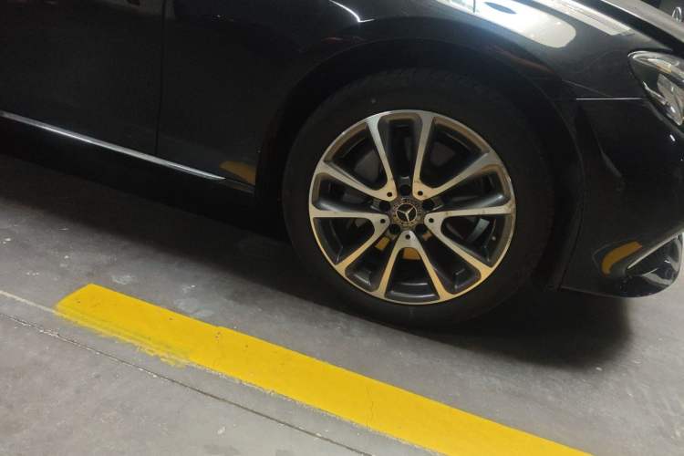 Used Mercedes-Benz E-Class 2019 E 300 L Luxury Model Right Front Wheel Hub