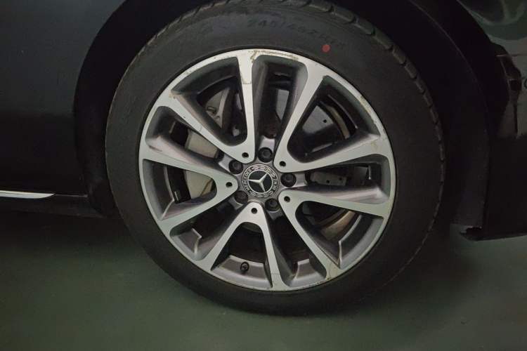 Used Mercedes-Benz E-Class 2019 Facelifted E 300 L Stylish Version Right Front Wheel Hub
