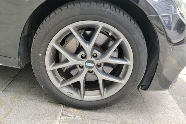 Used Mercedes-Benz E-Class 2019 E 300 L Sport Luxury Edition Right Front Wheel Hub