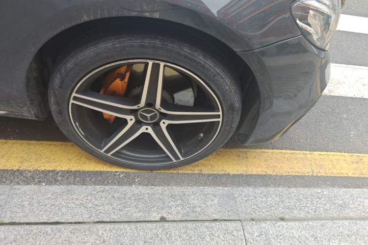 Used Mercedes-Benz E-Class 2019 Facelifted E 300 L Stylish Version Right Front Wheel Hub
