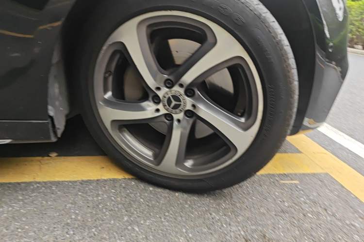 Used Mercedes-Benz E-Class 2019 E 300 L Sporty and Stylish Model Right Front Wheel Hub