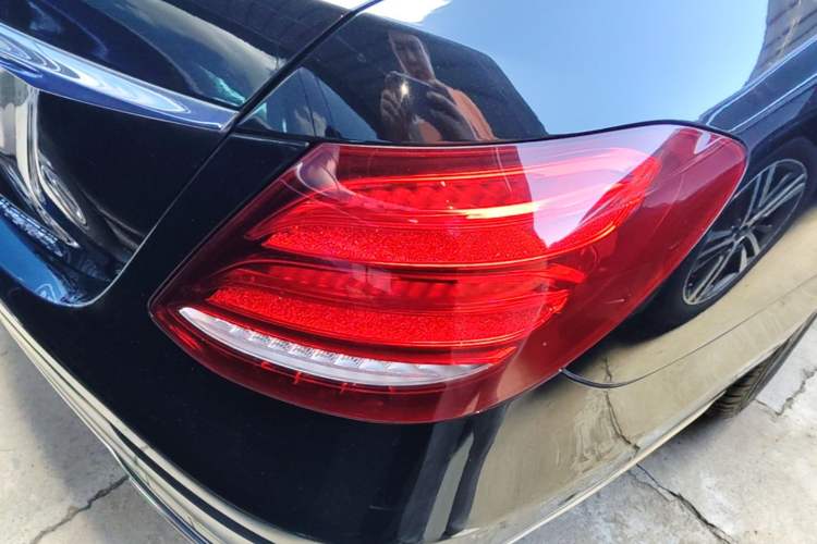 Used Mercedes-Benz E-Class 2019 Facelifted E 300 L Stylish Version Right Rear Taillight