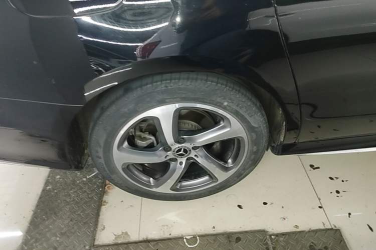 Used Mercedes-Benz E-Class 2019 Restyled E 300 L Sporty and Stylish Edition Right Rear Wheel Hub