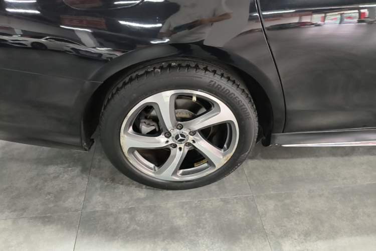 Used Mercedes-Benz E-Class 2019 Restyled E 300 L Sport Luxury Edition Right Rear Wheel Hub
