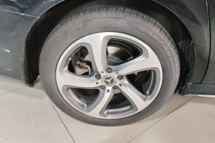 Used Mercedes-Benz E-Class 2019 E 300 L Sporty and Stylish Model Right Rear Wheel Hub