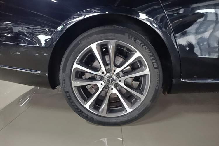 Used Mercedes-Benz E-Class 2019 Restyled E 300 L Luxury Edition Right Rear Wheel Hub