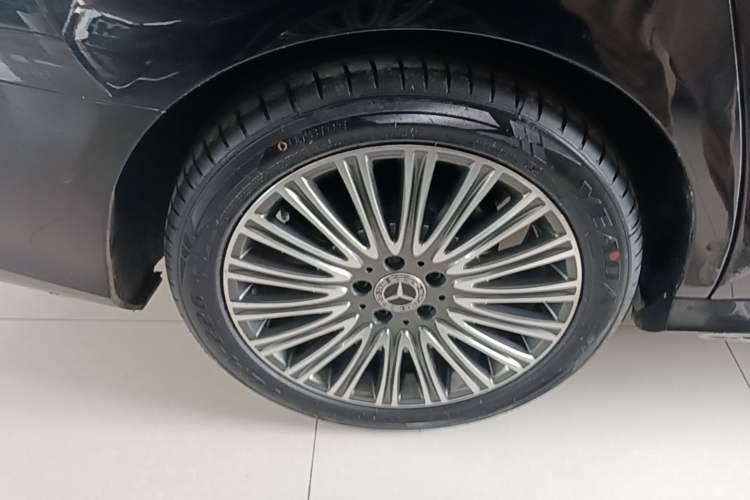 Used Mercedes-Benz E-Class 2019 E 300 L Sporty and Stylish Model Right Rear Wheel Hub