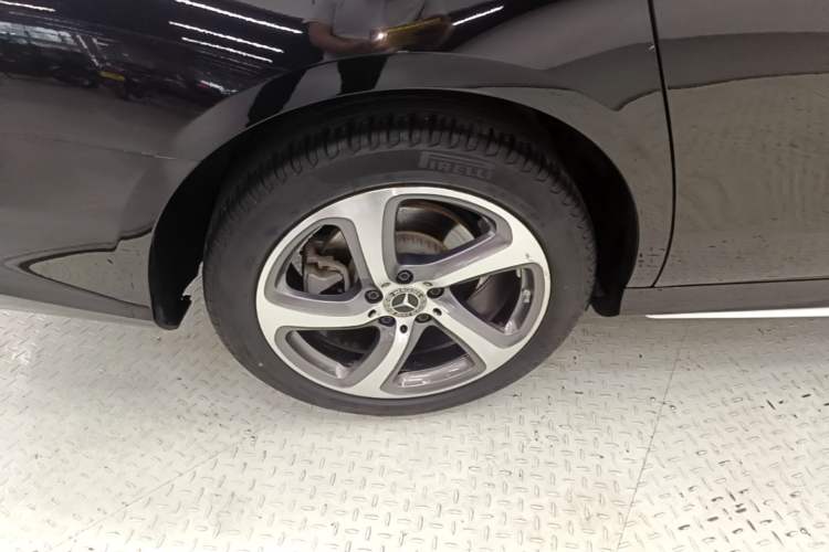 Used Mercedes-Benz E-Class 2019 Restyled E 300 L Sporty and Stylish Edition Right Rear Wheel Hub