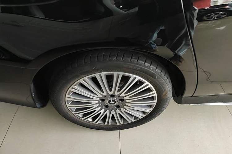Used Mercedes-Benz E-Class 2019 Restyled E 300 L Sporty and Stylish Edition Right Rear Wheel Hub