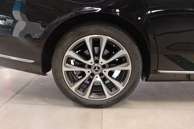 Used Mercedes-Benz E-Class 2019 Restyled E 300 L Luxury Edition Right Rear Wheel Hub