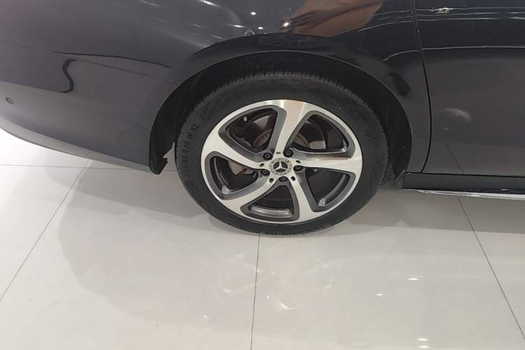 Used Mercedes-Benz E-Class 2019 Restyled E 300 L Sport Luxury Edition Right Rear Wheel Hub