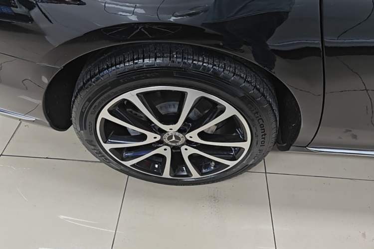 Used Mercedes-Benz E-Class 2019 Facelifted E 300 L Stylish Version Right Rear Wheel Hub