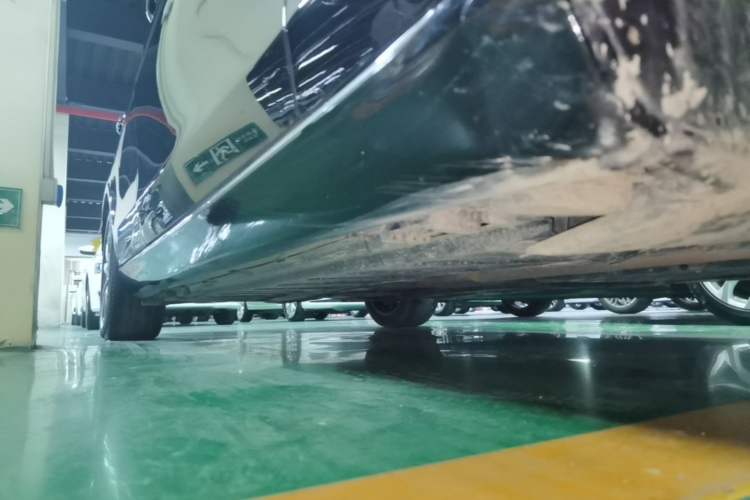 Used Mercedes-Benz E-Class 2019 E 300 L Luxury Model Right Side Sill