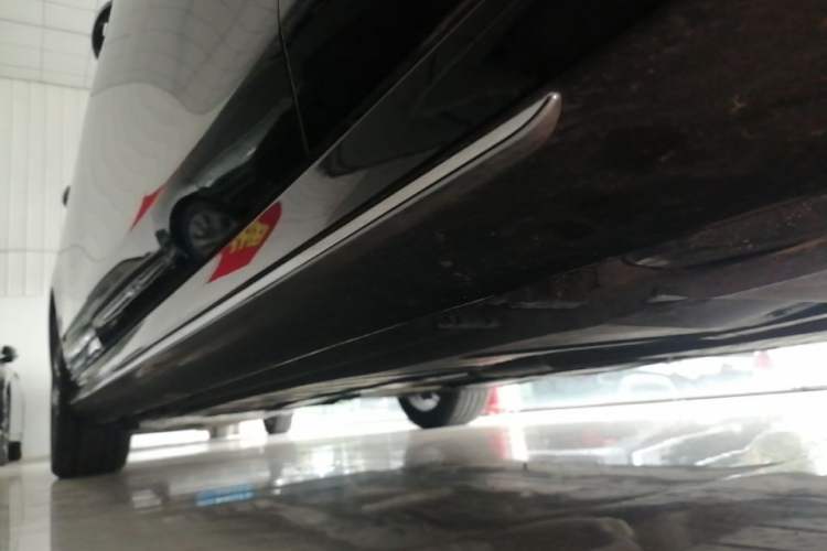 Used Mercedes-Benz E-Class 2019 Restyled E 300 L Sport Luxury Edition Right Side Sill
