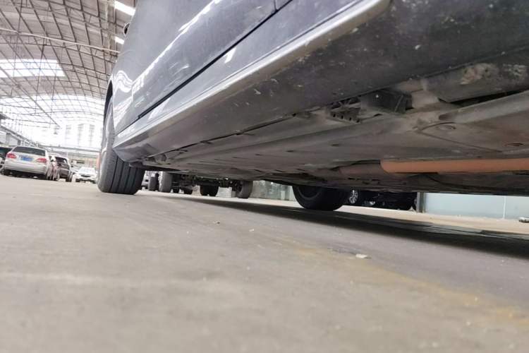 Used Mercedes-Benz E-Class 2019 E 300 L Sporty and Stylish Model Right Side Sill