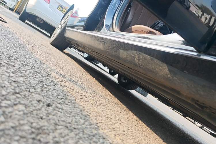 Used Mercedes-Benz E-Class 2019 Facelifted E 300 L Stylish Version Right Side Sill