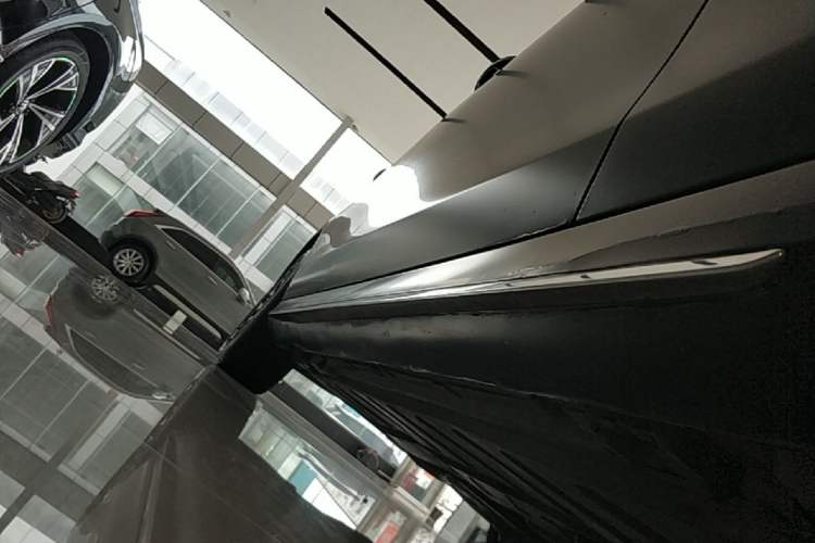 Used Mercedes-Benz E-Class 2019 E 300 L Sporty and Stylish Model Right Side Sill