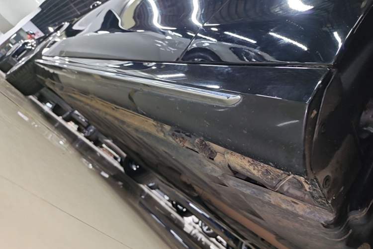Used Mercedes-Benz E-Class 2019 E 260 L Sport Edition Right Side Sill