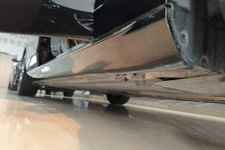 Used Mercedes-Benz E-Class 2019 E 300 L Luxury Model Right Side Sill