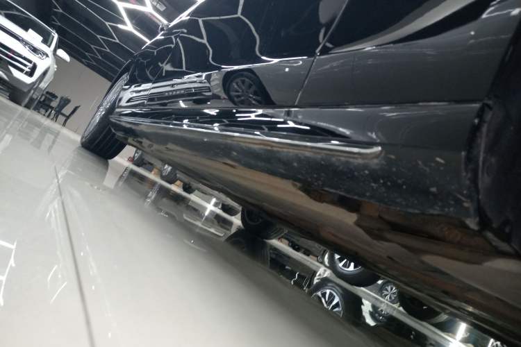 Used Mercedes-Benz E-Class 2019 Restyled E 300 L Sporty and Stylish Edition Right Side Sill