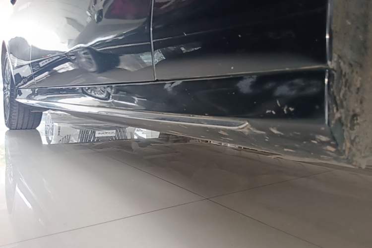 Used Mercedes-Benz E-Class 2019 E 300 L Sporty and Stylish Model Right Side Sill