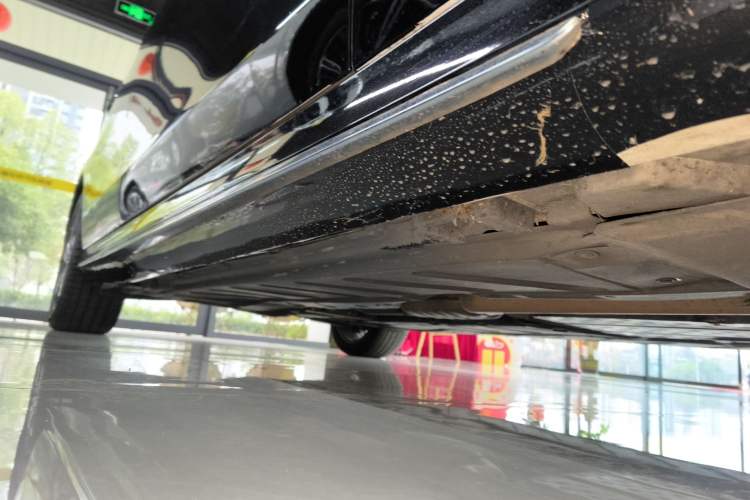 Used Mercedes-Benz E-Class 2019 E 300 L Sporty and Stylish Model Right Side Sill