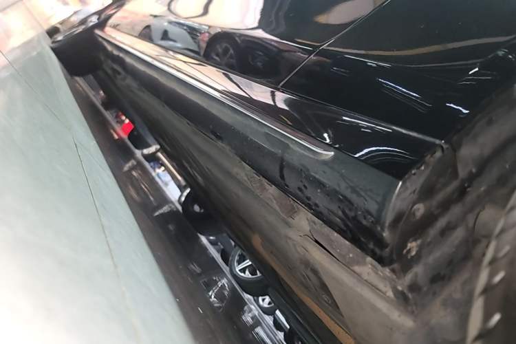 Used Mercedes-Benz E-Class 2019 Restyled E 300 L Sporty and Stylish Edition Right Side Sill