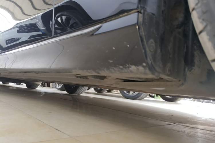 Used Mercedes-Benz E-Class 2019 Facelifted E 300 L Stylish Version Right Side Sill