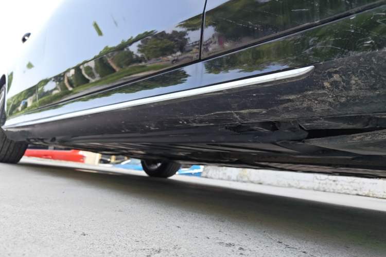 Used Mercedes-Benz E-Class 2019 E 300 L Sporty and Stylish Model Right Side Sill