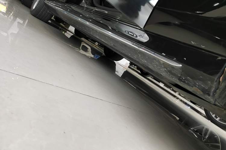 Used Mercedes-Benz E-Class 2019 Restyled E 300 L Sporty and Stylish Edition Right Side Sill