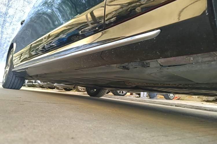 Used Mercedes-Benz E-Class 2019 Restyled E 300 L Sport Luxury Edition Right Side Sill