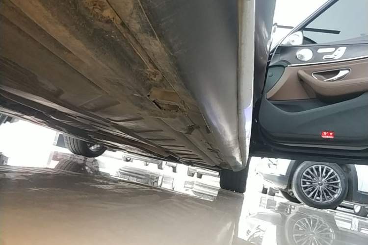 Used Mercedes-Benz E-Class 2019 E 300 L Sporty and Stylish Model Right Side Sill