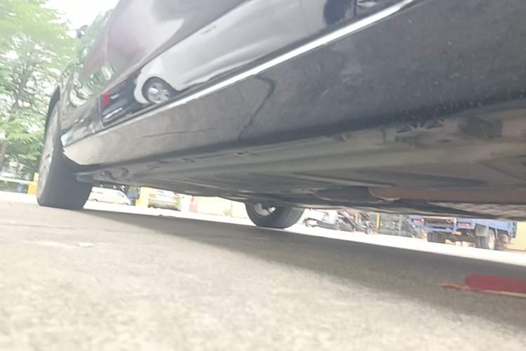 Used Mercedes-Benz E-Class 2019 E 300 L Stylish Model Right Side Sill
