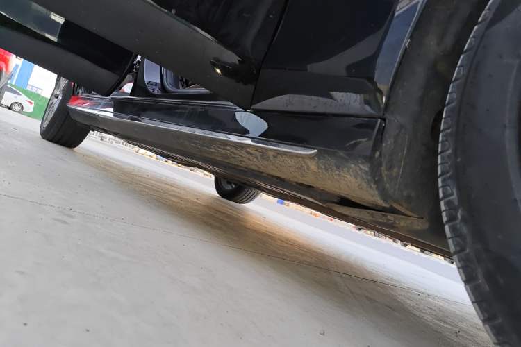 Used Mercedes-Benz E-Class 2019 E 300 L Sporty and Stylish Model Right Side Sill