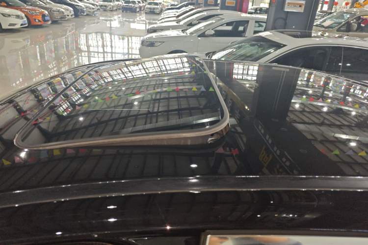 Used Mercedes-Benz E-Class 2019 E 260 L Roof