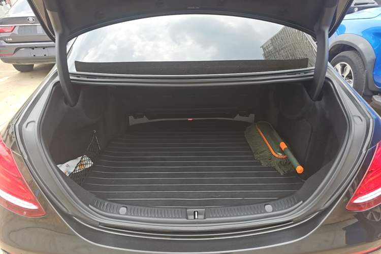 Used Mercedes-Benz E-Class 2019 E 200 L Trunk