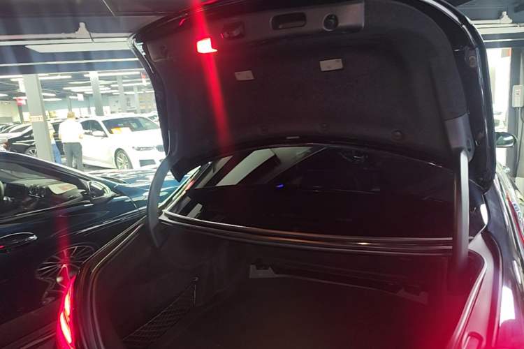 Used Mercedes-Benz E-Class 2019 E 200 L Trunk