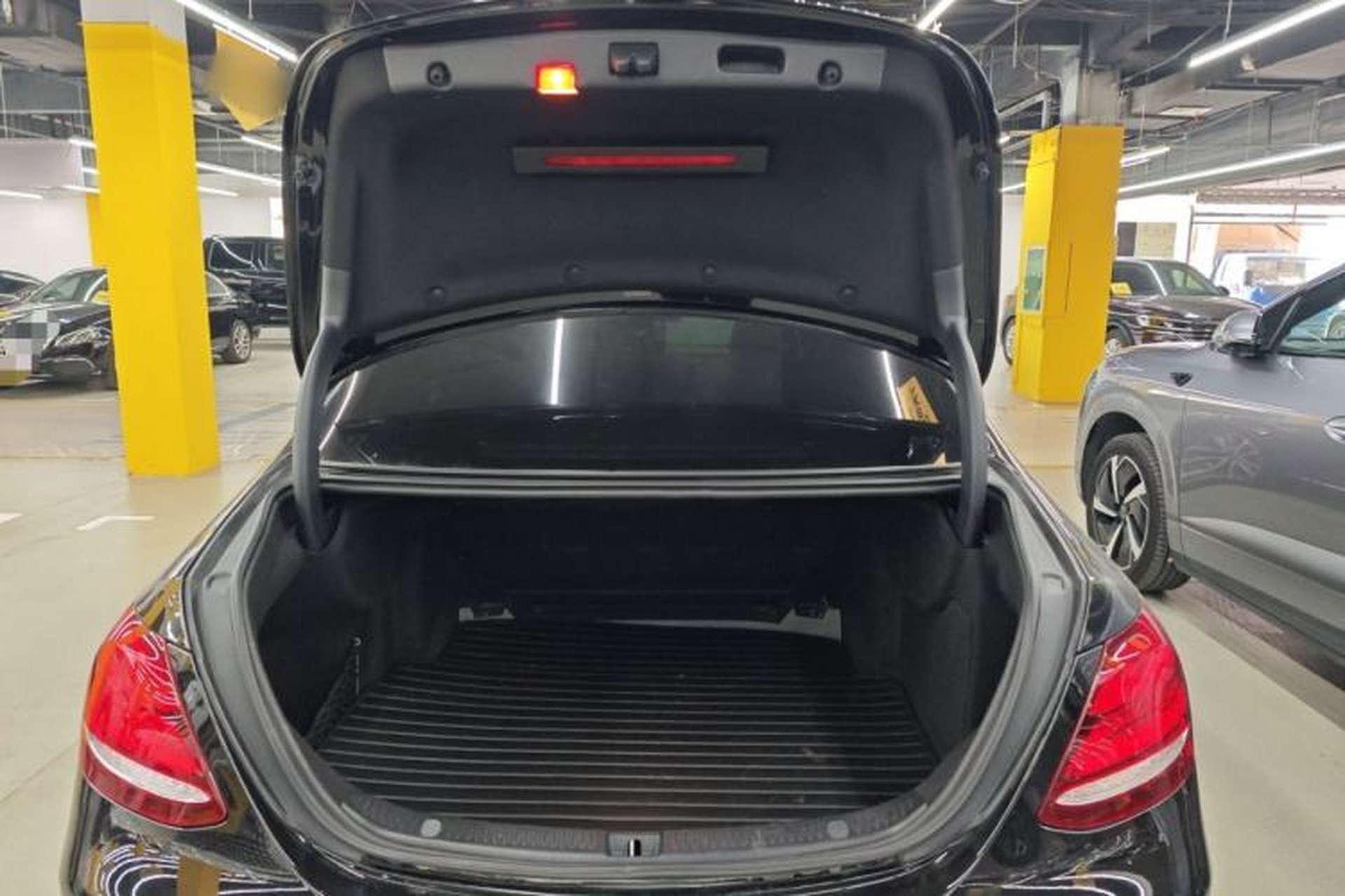 Used Mercedes-Benz E-Class 2019 E 260 L Trunk