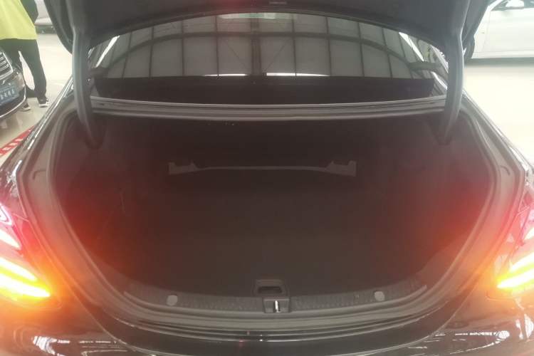 Used Mercedes-Benz E-Class 2019 Facelifted E 300 L Stylish Version Trunk